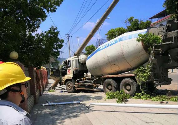 永州发生一起大型车严重事故,男子倒地不起