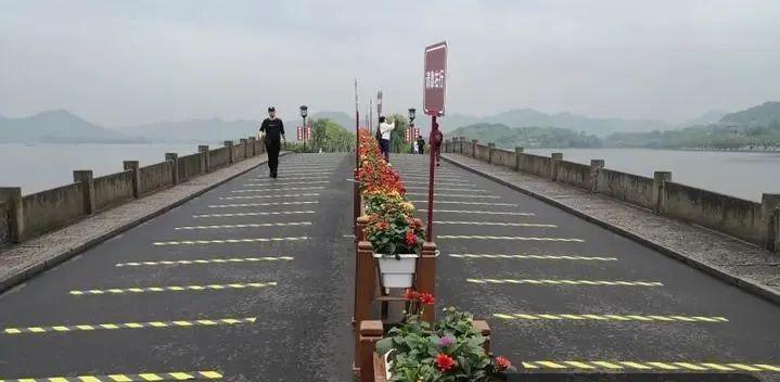 穿上黄色一米线的断桥在时时刻刻提醒游客注意这件事