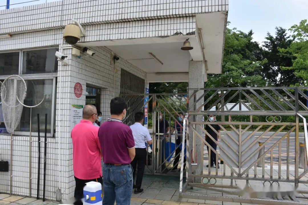 政府冼富兰副区长和九江镇教育局谢景如局长等领导分别莅临儒林中学