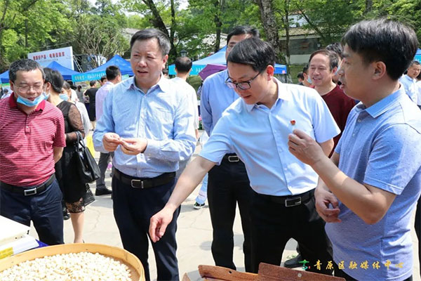 刘勇,彭壬盛分别做客直播间,与主播,网友互动,代言