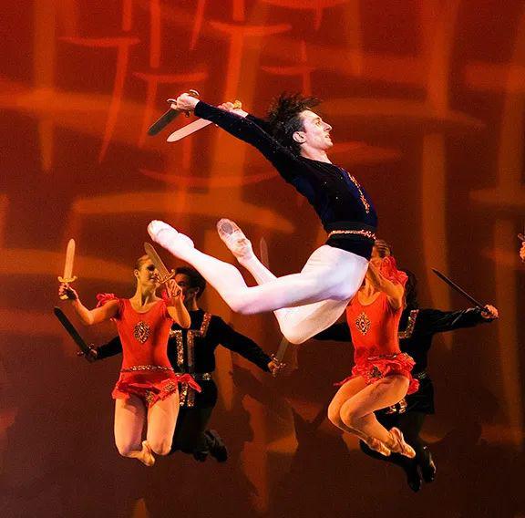 如今,《加雅涅》几乎不再上演,《马刀舞曲》却实红了近80年!