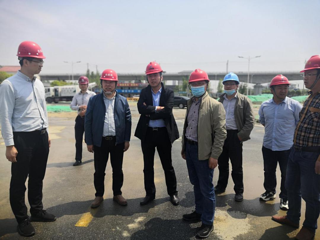 4月30日上午,管委会副主任包福鑫带队检查站西路立交