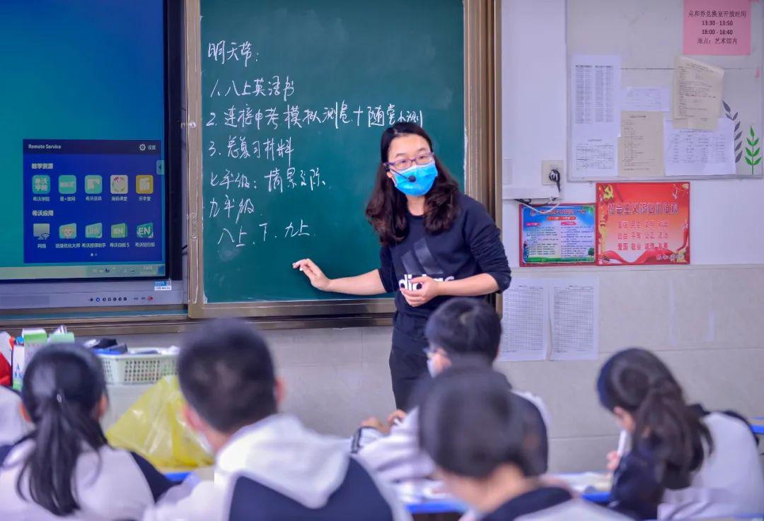 启明中学陈翠霞老师上初三复学第一课摄影:翁建勇琯头中学薛文平老师