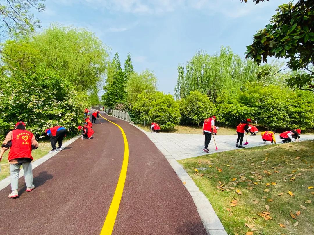 建湖高级中学五一组织学生志愿者开展公益劳动