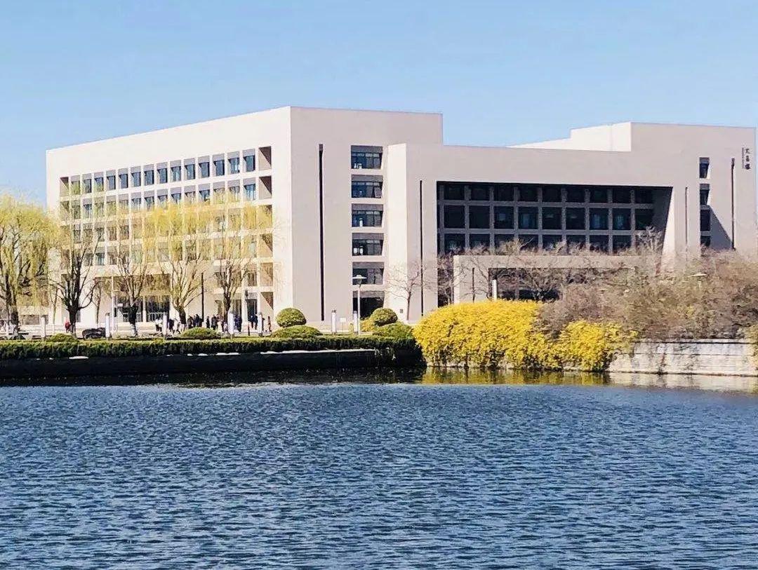山东师范大学前身为1950年组建的山东师范学院,1981年被确定为省属