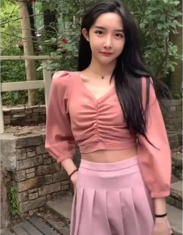 艾比新造型粉嫩搭配尽显身材看到这腰网友给女生留点面子