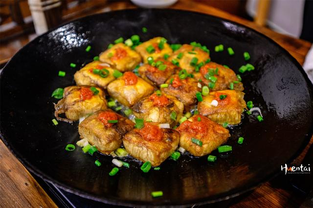 人均85元的高档餐厅招牌却是市井小吃28元一份连卖带吆喝