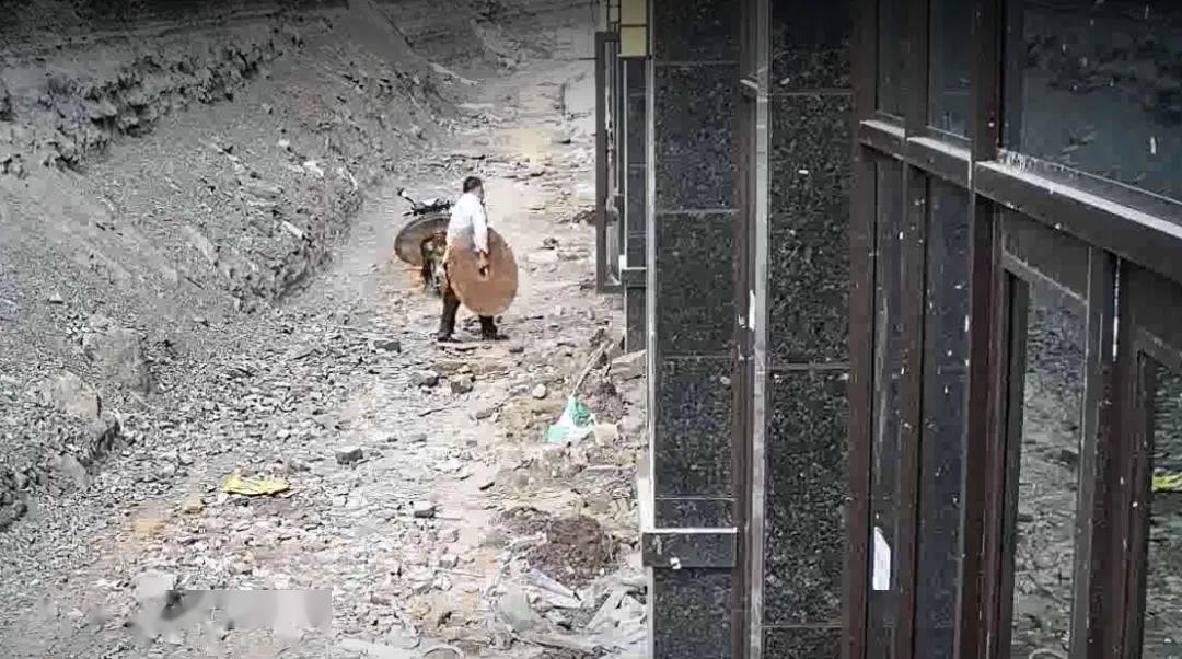 一起来看一看案情的经过就破获了一起偷井盖的案件近日,咱们隆昌警方