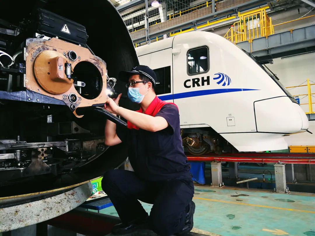 (刘红江 摄)检修车间地勤机械师在开展复兴号三级修转向架拆卸作业
