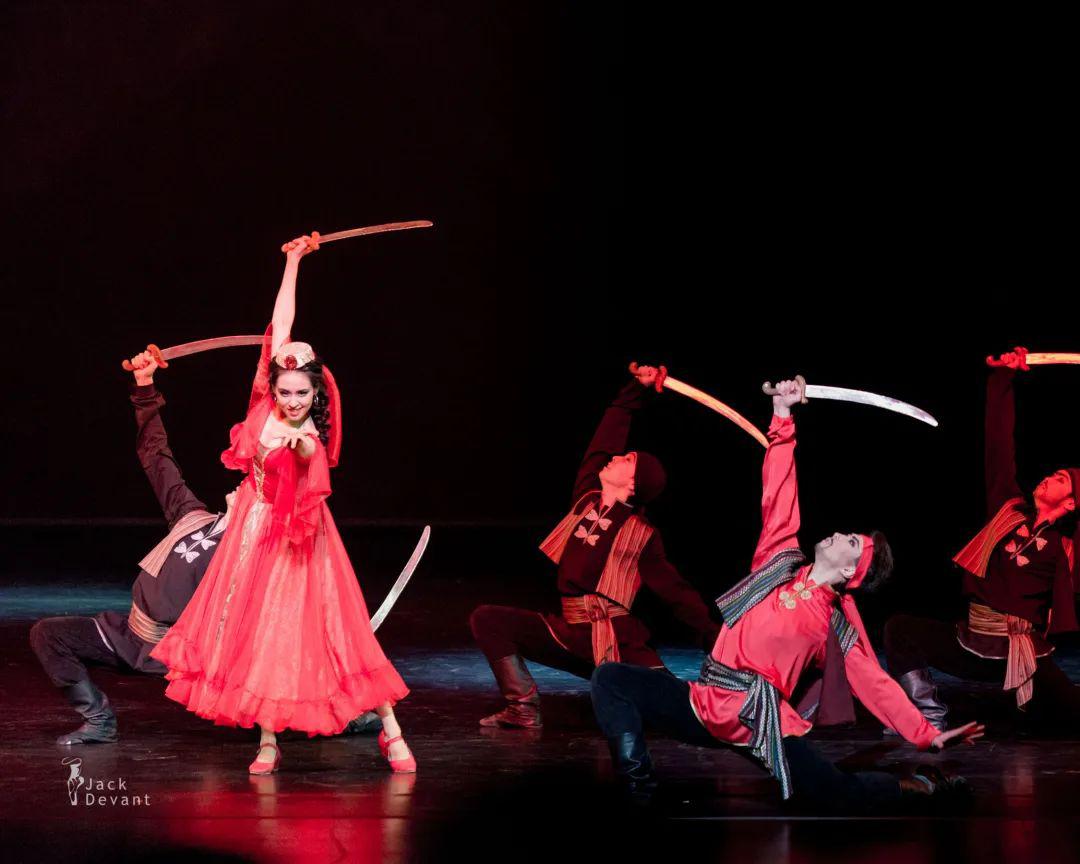 《马刀舞曲》出现的时机是村民为两人庆祝的群舞场面,展现出库尔特族