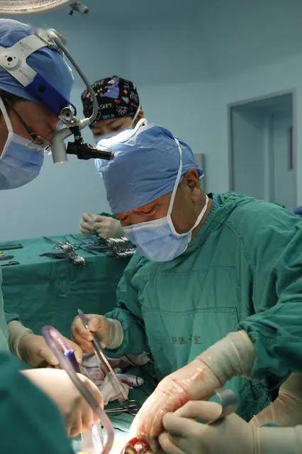 侯生才(2000年北京市先进工作者获得者)03杨新春,主任医师,教授,博士