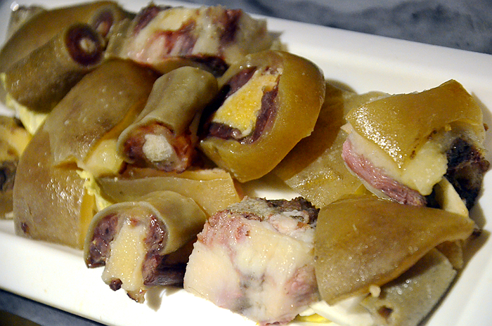 牛尾,满满一盘粗大的牛尾,皮弹肉嫩,胶质丰富,好吃又滋补.