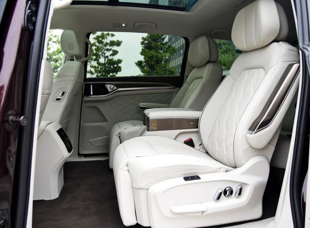 在第二排座椅处于正常位置下,viloran的第三排座椅