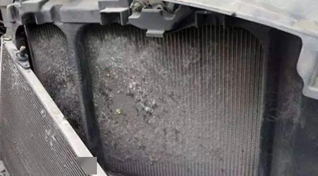 机房空调清理杨柳絮操作_室外机