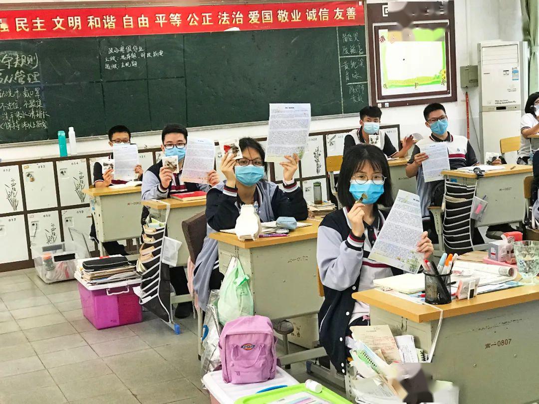 洛溪新城中学交警帮返校的同学搬行李桥城中学给学生的见面礼广东第二