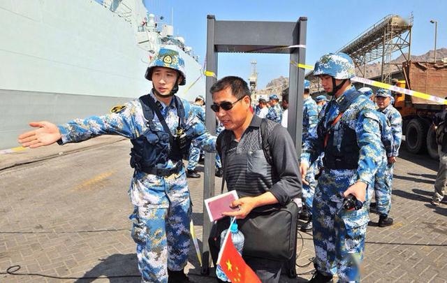 中国式撤侨有多牛武装分子从头到尾不敢靠近看标语牌上写了啥