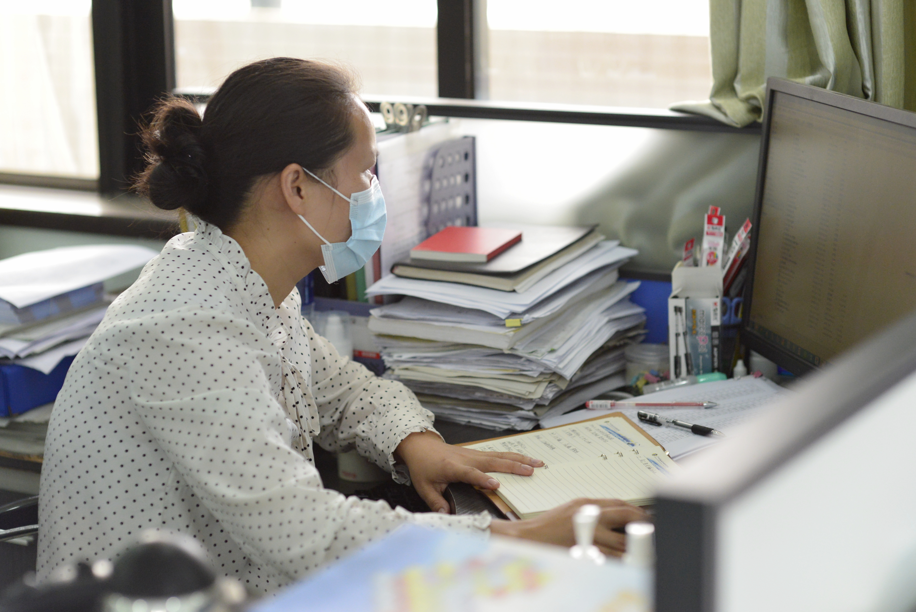 (心理老师刘秋红老师在办公)课堂上投入教学的师生们(曾海东老师非常