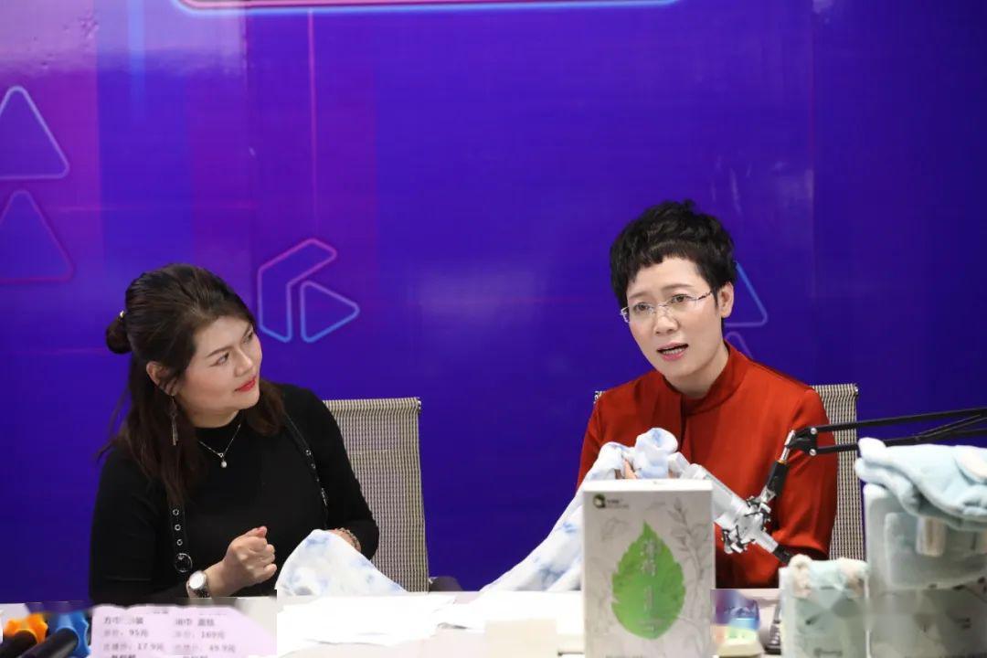 在高阳县瑞春纺织公司纺织大厅,常务副县长蒋东方走进阿里巴巴1688