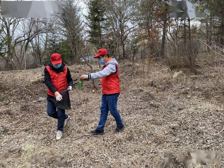 活动中,志愿者分散到塔山公园绿化带,及建筑物外侧公共区域的生活垃圾