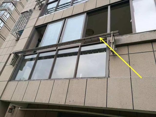 阳台防盗窗外装个晾衣架衣服挂在外面晒老公物业准要来拆掉