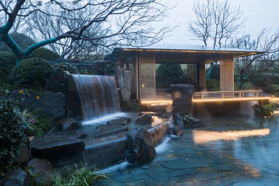 山瀑茶亭△亭内亭外穿游廊,拾池中汀步而上,在茶亭小憩之余,耳边是