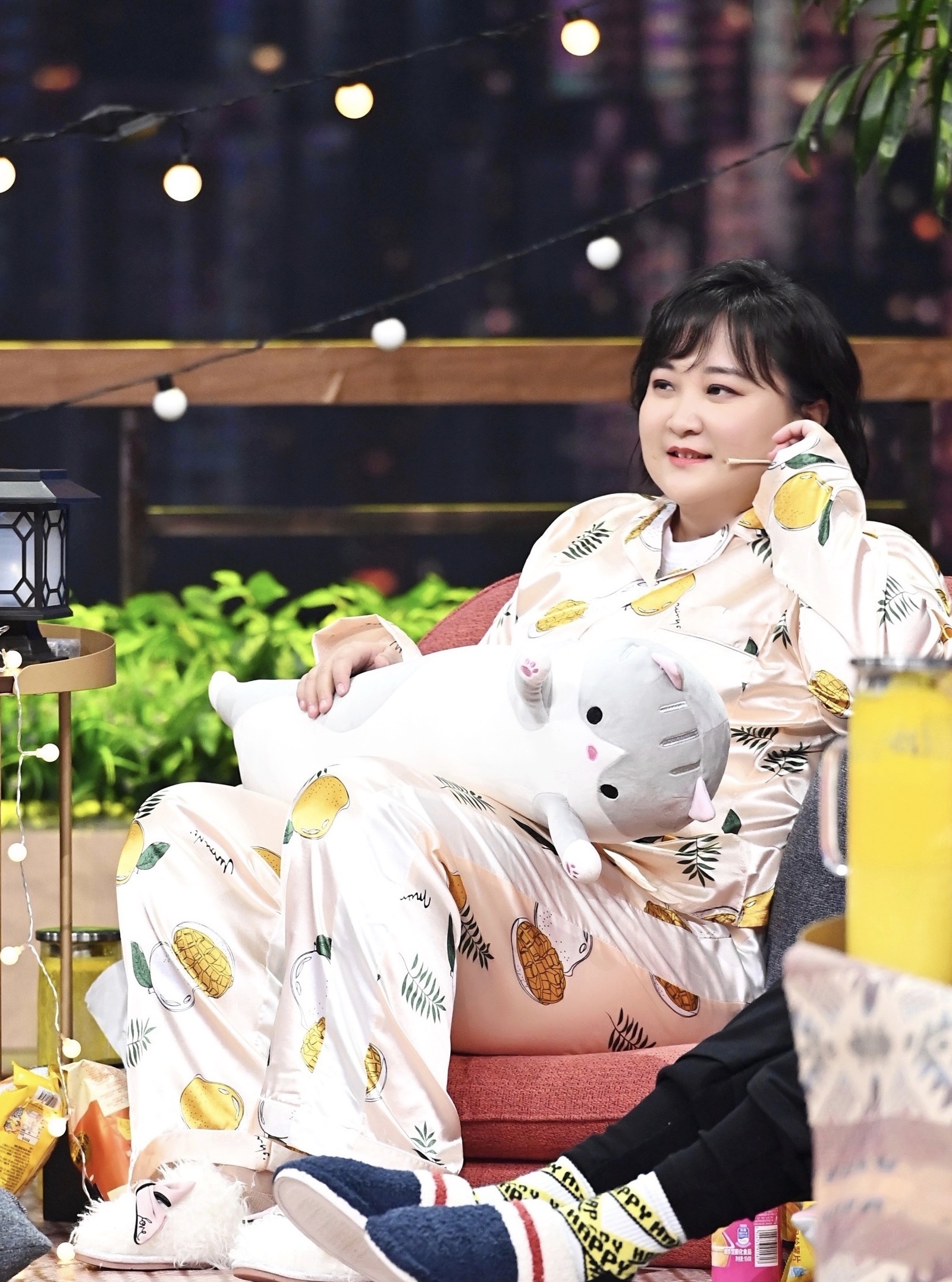 贾玲又胖了宽松雪纺纱裙都挡不住大象腿网友真的该减肥了