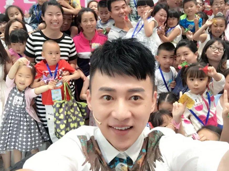 还有北京广播电视台卡酷少儿卫视主持人"故事大王亚明哥哥"亲历现场