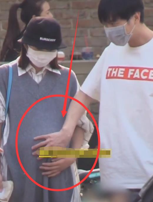 唐艺昕挺孕肚出门野餐谁注意她起身后背影孕期改变太大了