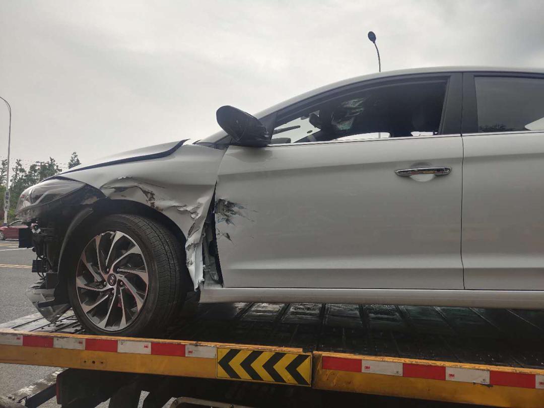 因为一条微信信息刚买来五天的车毁了