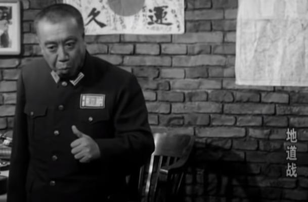 为了您的健康……"这个一秒变脸,是汤司令的反差搞笑,比较直接.