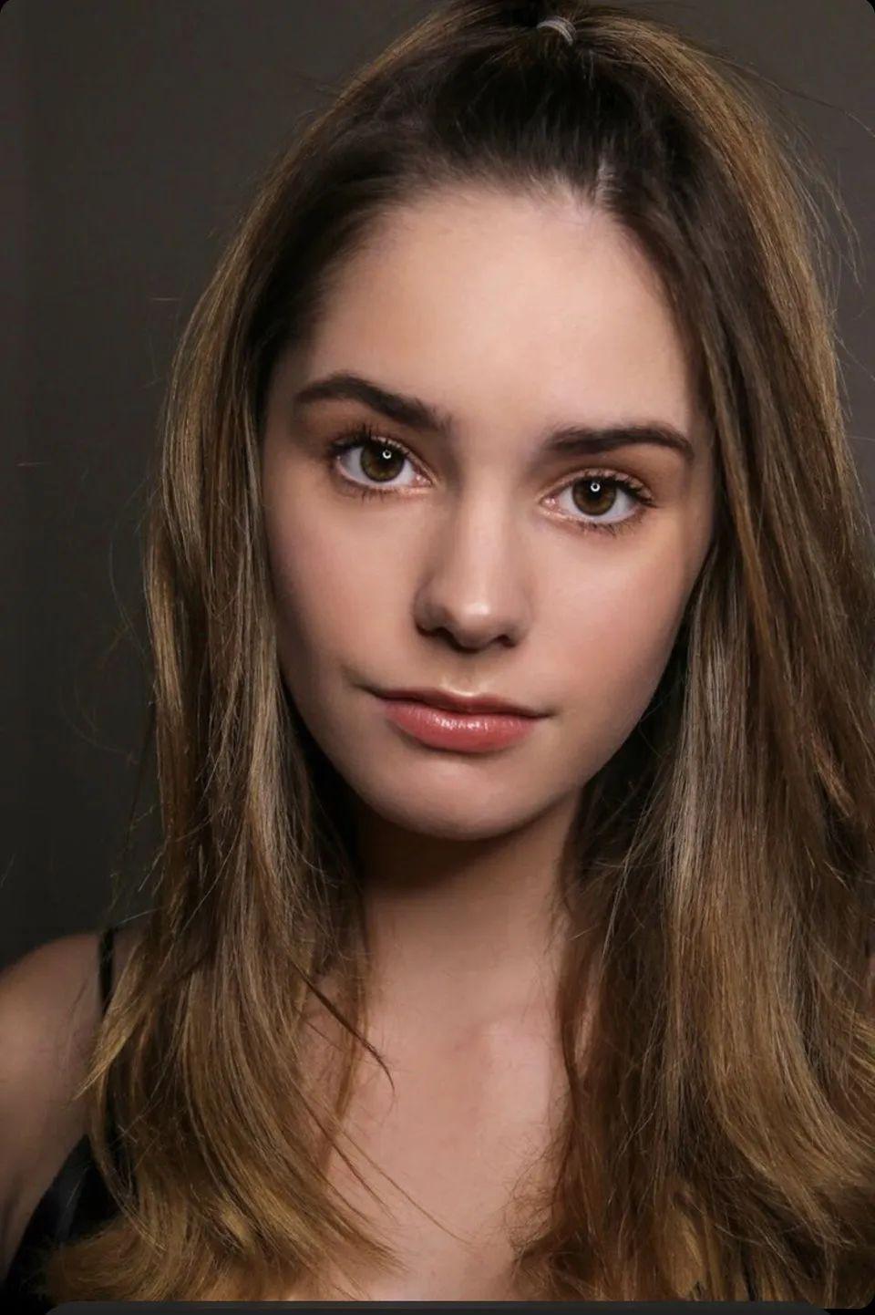 00后小姐姐身高172cm狂晒大长腿吸粉40万才15岁就这么美