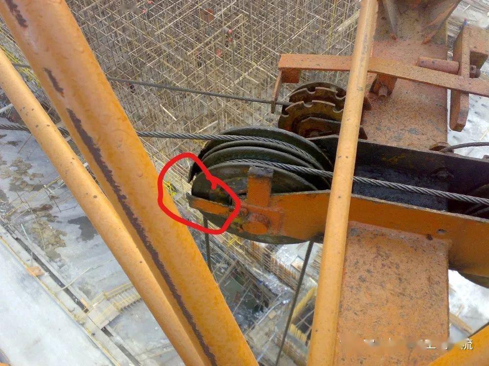 1死2伤山东济宁一在建工地塔吊倒塌塔吊要倒塌其实很难