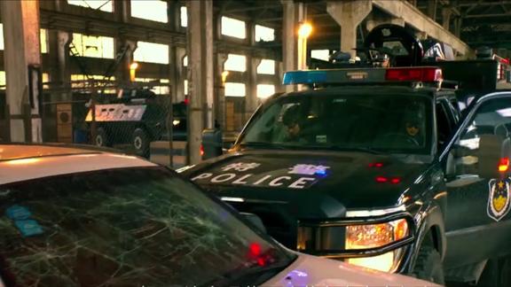 特警队:特警装甲车,破坏力超高,私家车被撞上直接报废