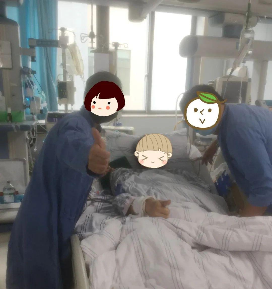 家属探视患者,为医生的精湛医术点赞
