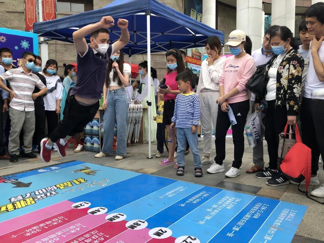 五一小长假首日盛况游戏互动精彩纷呈演出现场井然有序