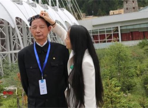 82岁首富再次出马,让95后孙女接手公司,他自己却扛下9亿债务