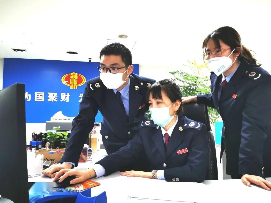 金色税徽闪耀税务蓝正青春当奋斗