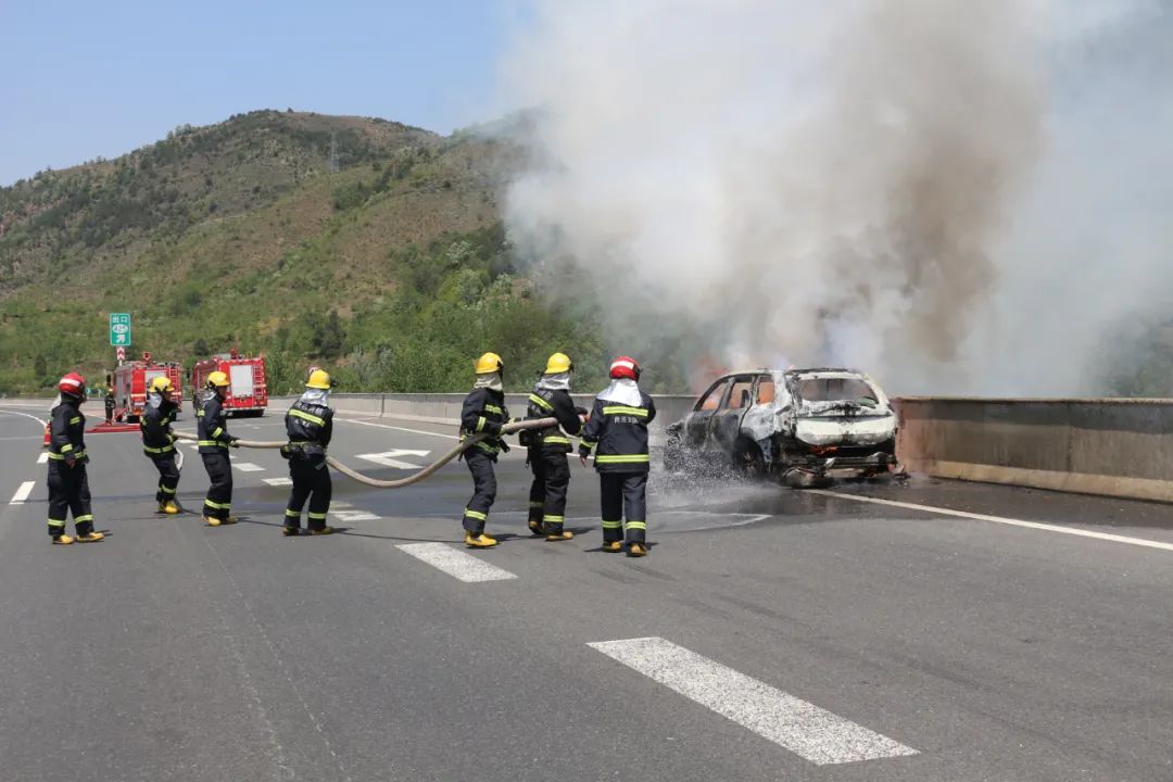 丹凤一女子坠楼身亡沪陕包茂高速相继发生两起车辆自燃