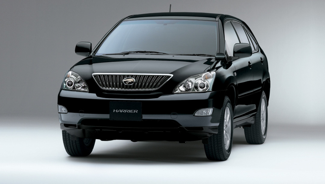 第一代harrier是基于当时凯美瑞车型打造而来的,在第一代车型发布后的