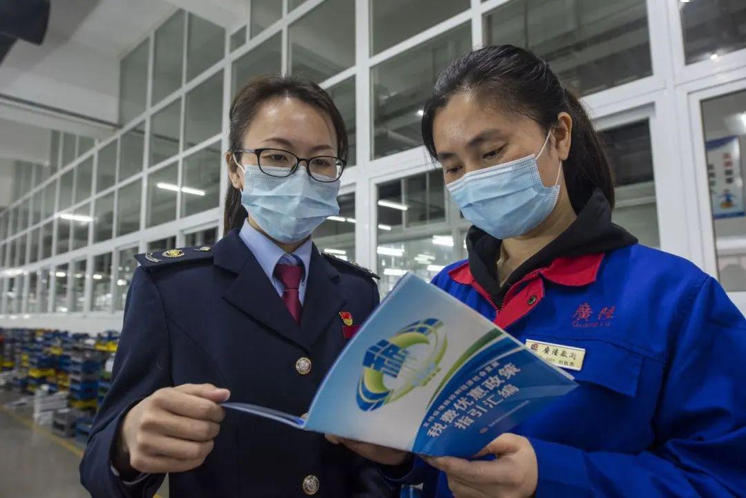 金色税徽闪耀税务蓝正青春当奋斗