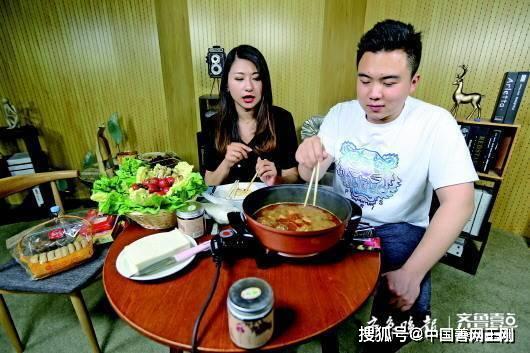 4月30日晚,本报援鄂记者黄翔(右)在直播间里试吃湖北美食.