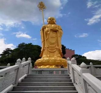 泉峰观海拔600多米,周边山麓连绵20公里,连接胜桥,洋泉,天堂湖一带.