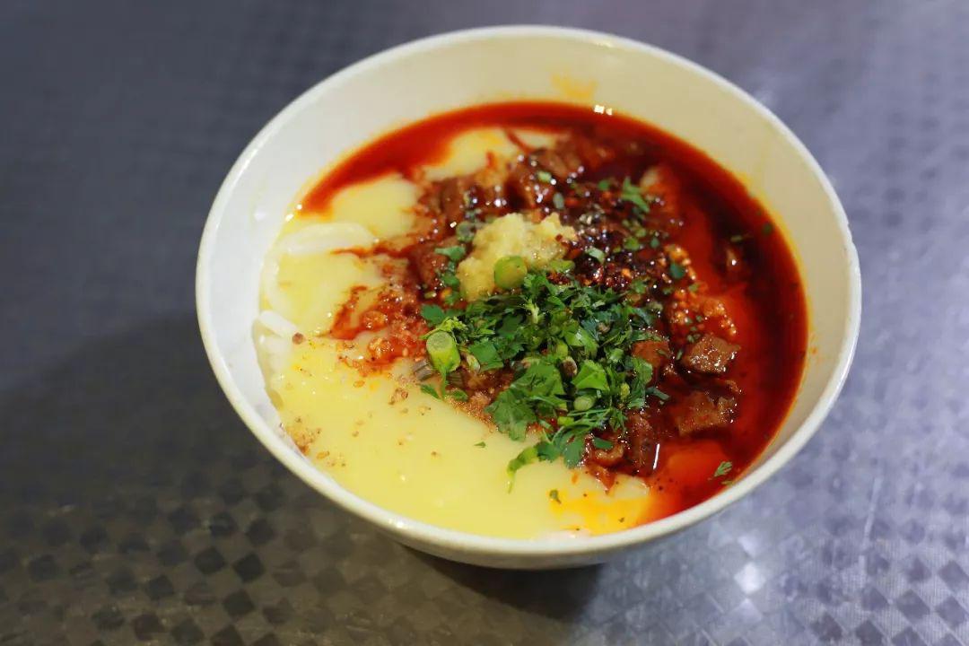 南门浆米线在每个深夜里,海关旁的卤味晚点都会坐满一群又一群人,的士