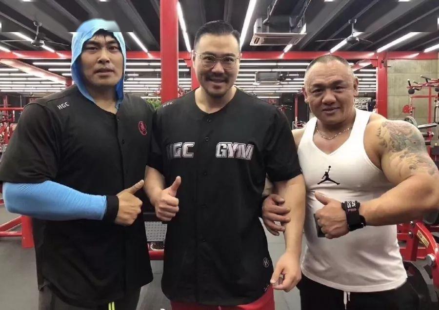 国外健身房的与国际健美大师学习请教王宁因热爱健美早年间曾自