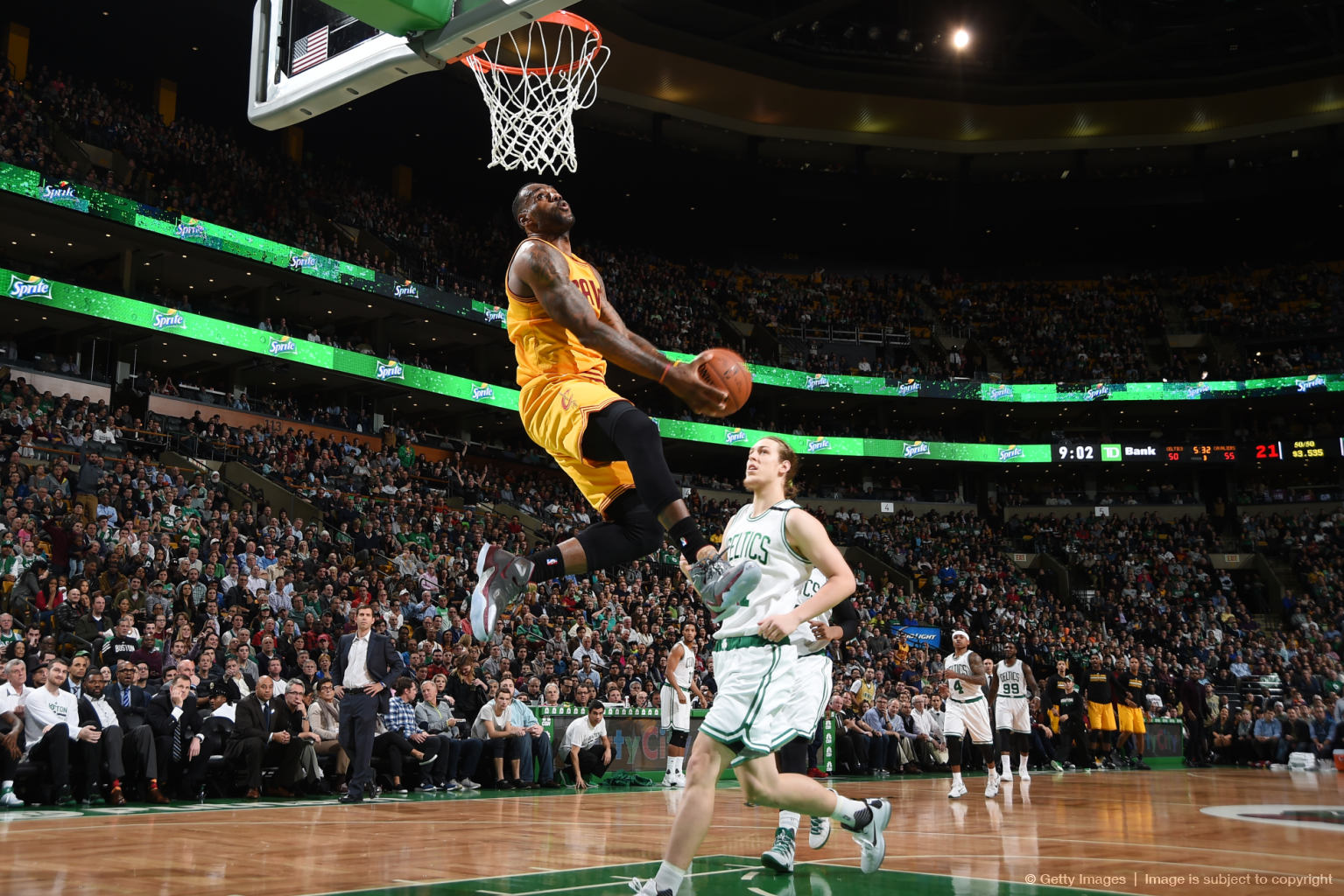 nba官方发布詹皇背扣集锦最精彩的风车背扣