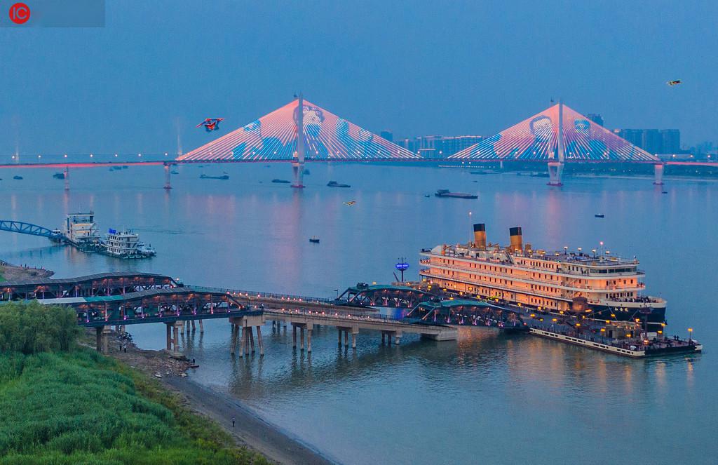 武汉长江两岸灯光秀璀璨五一致敬劳动者