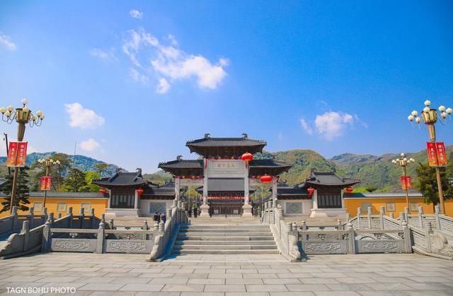 宁波最著名的景点,是中国佛教五大山之一,有尊弥勒佛吸引众多人