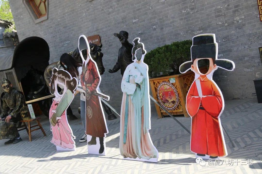 人形小道具合影,反正小编是不管见再多少次,都忍不住把头框去拍照的