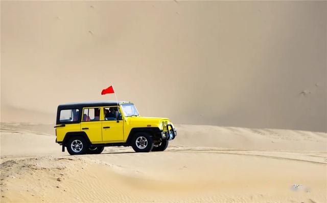 五一敦煌直升机滑翔机在鸣沙山月牙泉上空自由飞翔