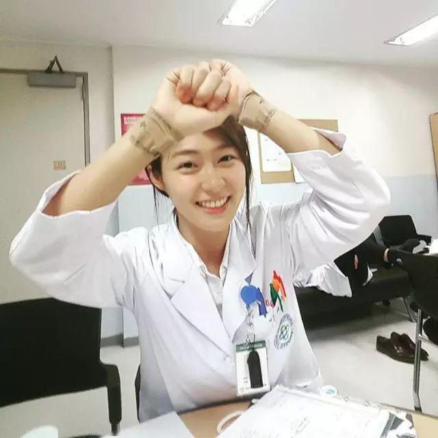 从清秀到性感,从女生到女人,当这个女医生脱下白大褂,震惊了整个病房!